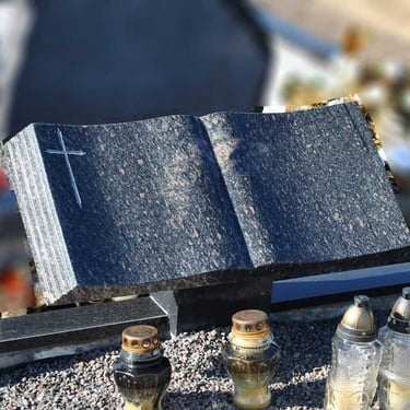 Juodo akmens knygos formos paminklas