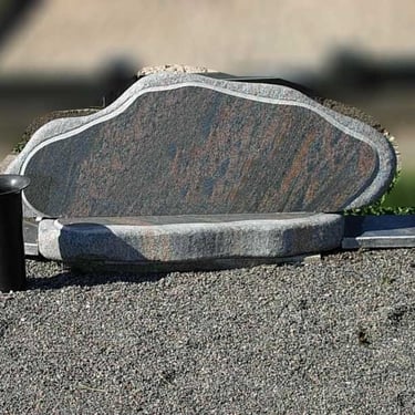 rudos spalvos Aurora vienos dalies paminklas