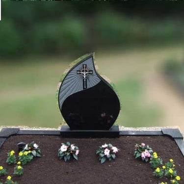 Juodos spalvos kareliško akmens vienos dalies paminklas