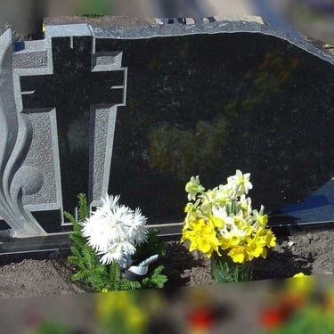 Juodos spalvos kareliško akmens vienos dalies paminklas