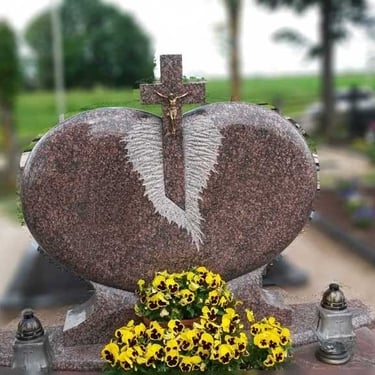 rudos spalvos širdies formos paminklas su kryžiumi