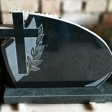 Juodos spalvos kareliško akmens vienos dalies paminklas