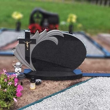 Juodos spalvos kareliško akmens vienos dalies paminklas