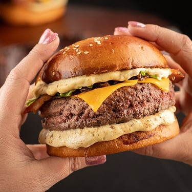 hamburger com carne angus, queijo, bacon, alface, cream cheese, pao brioche e maionese da casa