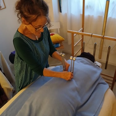 Photo pendant une séance de diapasons thérapeutiques.