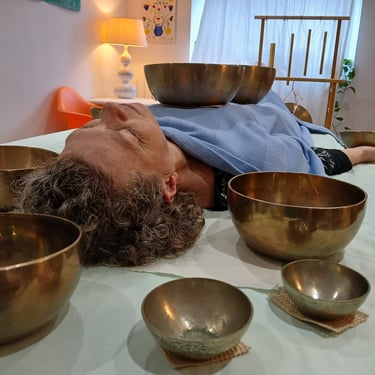 jeune femme pendant une séance de massage sonore aux bols chantants.