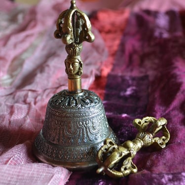 Gantha et dorge, instruments traditionnels tibétains.