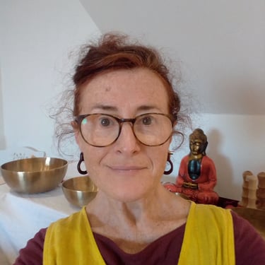 Autoportrait de Françoise Yvergniaux dans son cabinet.