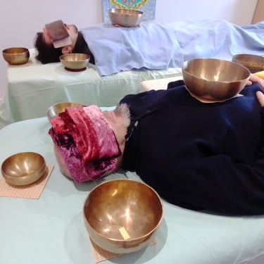 Deux personnes pendant une séance de massage sonore en duo.