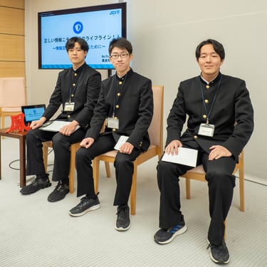 第三回全国高校生政策甲子園最優秀チームとして高市早苗内閣総理大臣を表敬訪問した大阪府立鳳高等学校の生徒3人の様子|堺市のニュースならサカイタイムズ