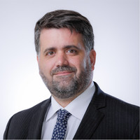 Abogado argentino en traje y corbata