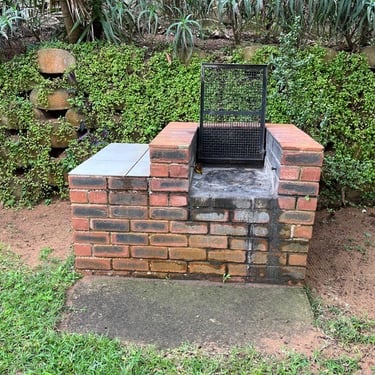 The Umdloti studio communal braai area at the swimming pool