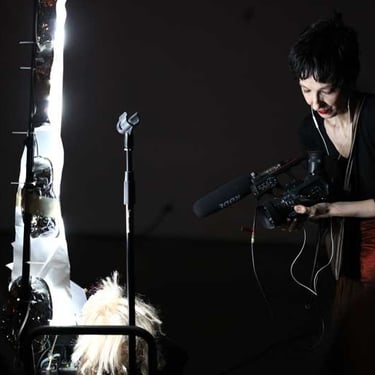 Any Tingay à la caméra | Votre enfant n'a qu'un oeil | Photo Bernard Bousquet