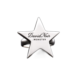 une bague en argent portant une étoile gravée du nom du site davidnoir.monster