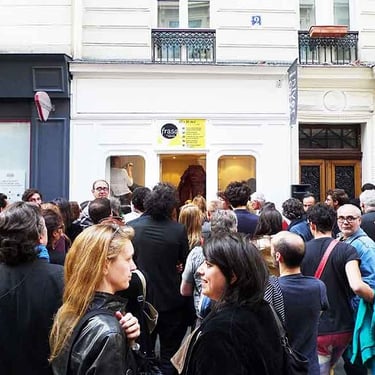Le public de "Défense du masque Ulin" devant la galerie Nivet-Carzon | Photo Karine Lhémon