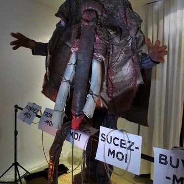 La créature de "Défense du masque Ulin" exhibée derrière son garde-corps à la galerie Nivet-Carzon | Photo Karine Lhémon