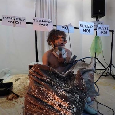 David Noir apparait sous la dépouille du masque Ulin, affublé de cornes sur les joues | Photo Karine Lhémon