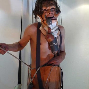 David Noir retire les derniers attributs du masque Ulin. Un micro est fixé sur une minerve à son cou | Photo Karine Lhémon