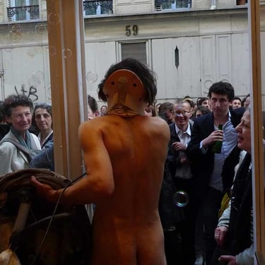 David Noir apparait nu au public massé dehors aux portes de la galerie | Photo Karine Lhémon