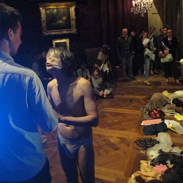 David Noir en singe accueille le public de la Nuit des Musées au Musée de la chasse à Paris | Photo Frédérique Lecerf