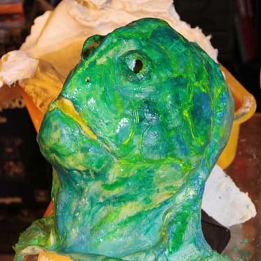 Décoration du masque de tortue - 1ère couche | Performance "Marée Haute" | Fabrication et photo David Noir