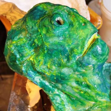 Décoration du masque de tortue - 1ère couche - profil | Performance "Marée Haute" | Fabrication et photo David Noir