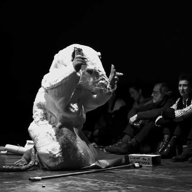 David Noir en costume de rat prie devant le public du Générateur  | Souris-moi | Photo Bernard Bousquet