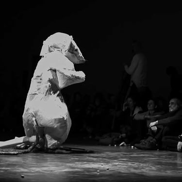 David Noir en costume de rat devant le public du Générateur  | Souris-moi | Photo Bernard Bousquet