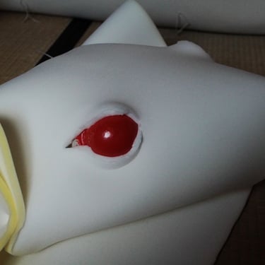 Placement des yeux sur la tête de rat en mousse | Souris-moi | Fabrication du costume | David Noir