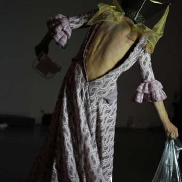 David Noir en duchesse, de dos | Votre enfant n'a qu'un oeil | Photo Bernard Bousquet