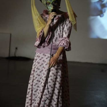 David Noir chante costumé en duchesse grotesque | Votre enfant n'a qu'un oeil | Photo Bernard Bousquet