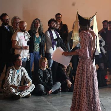 David Noir face au public de la performance "Votre enfant n'a qu'un oeil" au Générateur | Photo Bernard Bousquet