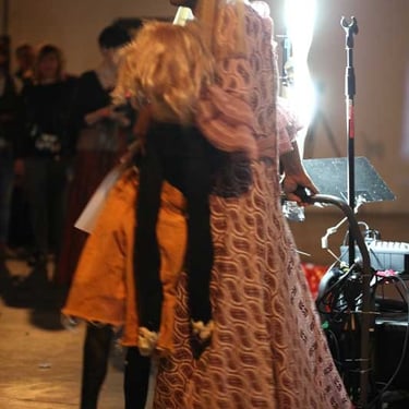 David Noir tirant son chariot sonorisé, son enfant dans les bras | Votre enfant n'a qu'un oeil | Photo Bernard Bousquet