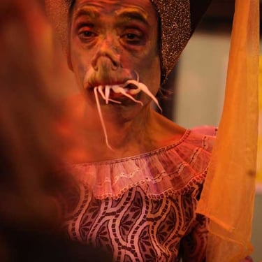 David Noir en duchesse grotesque s'entretient avec une spectatrice | Votre enfant n'a qu'un oeil | Photo Bernard Bousquet