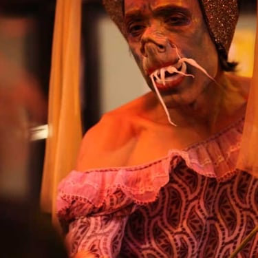 David Noir en duchesse grotesque affublée d'une denture spectaculaire | Votre enfant n'a qu'un oeil | Photo Bernard Bousquet