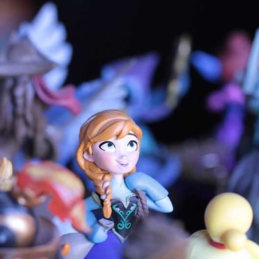 Figurine | Image du diaporama diffusé pendant la performance "Votre enfant n'a qu'un oeil | Photo David Noir