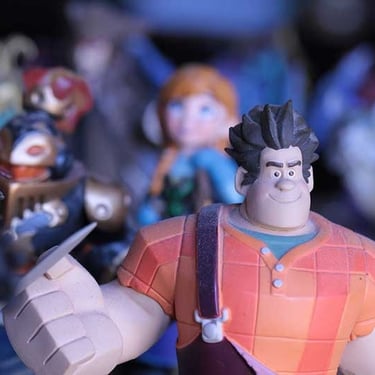 Figurine | Image du diaporama diffusé pendant la performance "Votre enfant n'a qu'un oeil | Photo David Noir