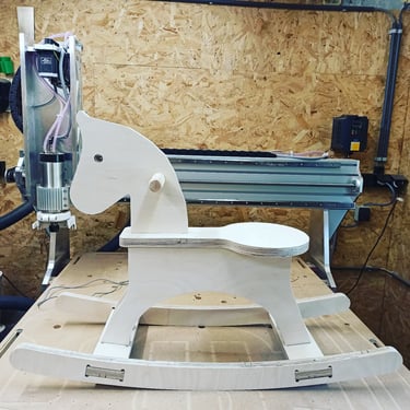 un cheval à bascule en bois et une CNC