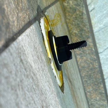 Test de l'étanchiété d'une pièce à sceller avec colorant