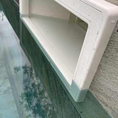 skimmer d'une piscine avec relevé de perte d'eau