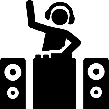 Dj brasileira com fone de ouvido em Paris, França