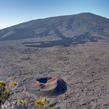 Excursion en VTC au Volcan, vue sur le Piton de la Fournaise depuis le Pas de Bellecombe.