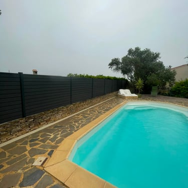 Clôture composite autour d'une terrasse de piscine près de Montpellier