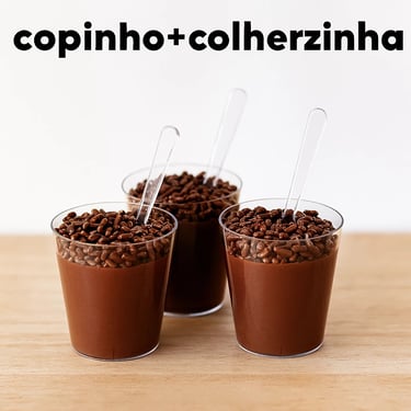copinhos e colher de acrílico com brigadeiro dentro