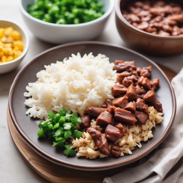 prato de arroz, feijão, carne e salada em um prato em cima de uma mesa