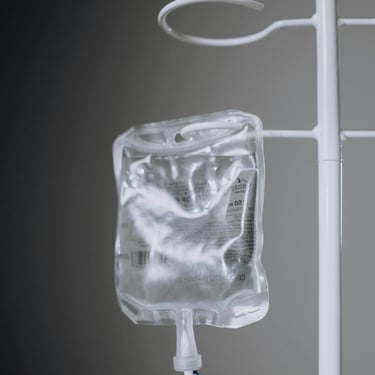 una bolsa de suero en infusión intravenosa