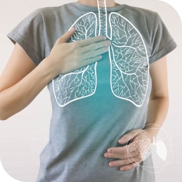 Mujer palpándose sus pulmones