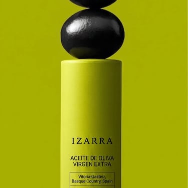 Aceite de oliva virgen extra sobre ¡ ¡ con aceitunas ¡ apiladas, ¡ de producto minimalista con inteligencia artificial