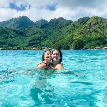 Manon et Eva dans le lagon de Moorea avec la vue sur les montagnes en arrière-plan