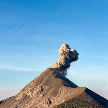 Vue sur le volcan Fuego en éruption depuis l'Acatenango, au Guatemala.